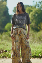 Load image into Gallery viewer, Plus Dream Free Floral Graphic Mineral Wash Top