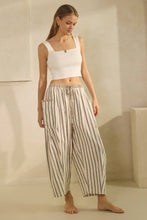 Load image into Gallery viewer, Plus Textured Cropped Pants
