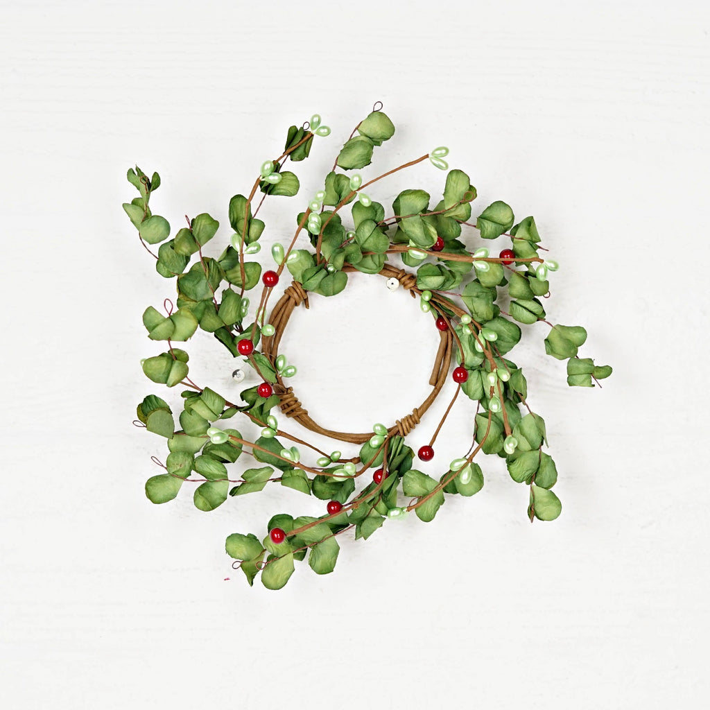 Ring-Ruffled Green Boxwood Leaves with Berry