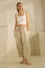Load image into Gallery viewer, Plus Textured Cropped Pants
